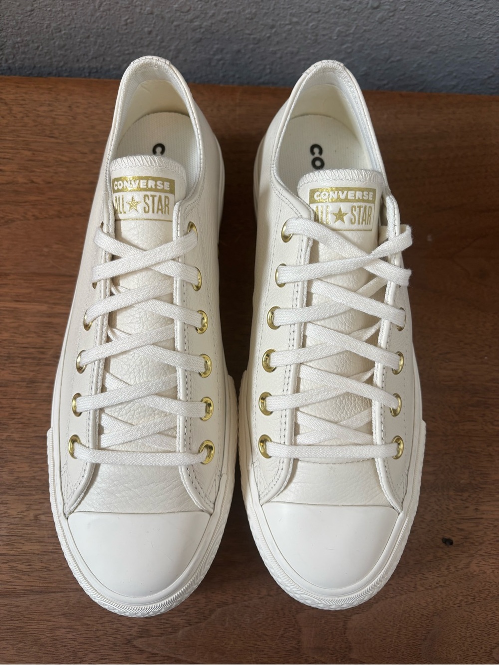 Converse Women’s Low Top Leather Sneakers 9